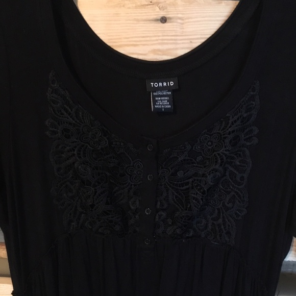 🌸Torrid tunic top black lace button design size 1 - Picture 2 of 3